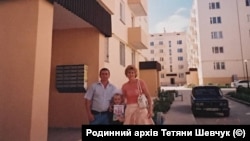 Татьяна Шевчук с семьей рядом с домом, в котором им предоставили служебную квартиру, 2007 год