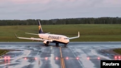 23 травня у столиці Білорусі Мінську приземлився літак авіакомпанії Ryanair, який летів із Афін до Вільнюса. Після цього білоруські міліціонери затримали опозиційного журналіста Романа Протасевича