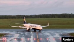 Ryanair təyyarəsi Minsk aeroportunda
