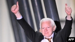 Nakon više od decenije pravnih bitaka, osnivač WikiLeaksa, Julian Assange stigao je kao slobodan čovjek na aerodrom u Canberri 26. juna 2024. godine.