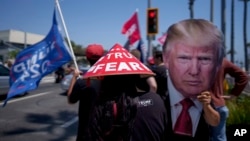 Suporterii lui Trump din Huntington Beach, California, își exprimă duminică, 14 iulie, solidaritatea cu fostul președinte, după ce a supraviețuit atacului din Pennsylvania. 