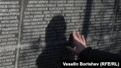  Жена протяга ръка към Мемориала на жертвите на комунистически режим в София. 