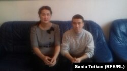 Подросток, называющий себя кыргызстанцем Айбеком Мухитдиновым, и директор Атырауского центра адаптации несовершеннолетних Галия Бижанова. 2 марта 2016 года.