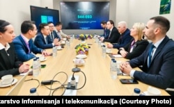 Ministri serb i Informimit dhe Telekomunikacionit, Boris Bratina, gjatë takimit me përfaqësues të kompanisë Huawei në margjinat e Kongresit Botëror të Telefonisë Mobile në Barcelonë, 3 mars 2026.