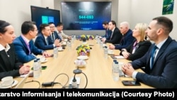 Ministar Bratina se na marginama Svetskog kongresa mobilnih telefona u Barseloni sastao sa predstavnicima vodećih međunarodnih kompanija, saopšteno je 3. marta iz njegovog kabineta.
