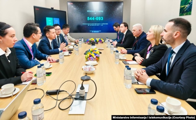 Ministri serb i Informimit dhe Telekomunikacionit, Boris Bratina, gjatë takimit me përfaqësues të kompanisë Huawei në margjinat e Kongresit Botëror të Telefonisë Mobile në Barcelonë, 3 mars 2026.
