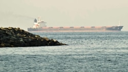 Вид на восточный выход из Ормузского пролива с берега эмирата Фуджейра, входящего в состав ОАЭ