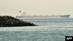 Вид на восточный выход из Ормузского пролива с берега эмирата Фуджейра, входящего в состав ОАЭ