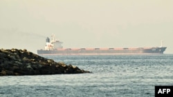 مسدود شدن تنگهٔ هرمز موجب افزایش شدید قیمت انرژی و همچنین کمبود سایر محصولات نظیر کودهای شیمیایی، محصولات پتروشیمی و هلیوم در جهان شده است