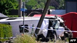 Autobusi i dëmtuar në vendin e aksidentit, pas përplasjes me një tren, në kalimin hekurudhor në Bugenhout, rreth 20 kilometra në veri të Brukselit, 26 maj 2026.