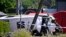 Autobusi i dëmtuar në vendin e aksidentit, pas përplasjes me një tren, në kalimin hekurudhor në Bugenhout, rreth 20 kilometra në veri të Brukselit, 26 maj 2026.