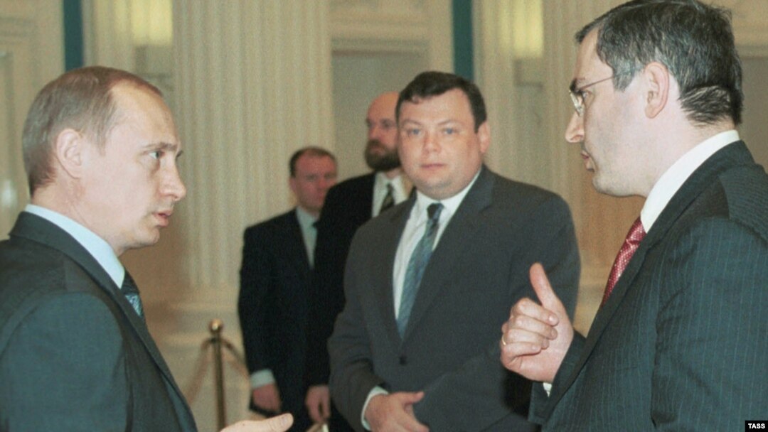 Владимир Путин и Михаил Ходорковский. 2001 год. В книге для учителей сказано в чем смысл дела ЮКОСа: «укрепившееся государство послало крупному бизнесу однозначное послание: соблюдайте закон, платите налоги и не пытайтесь ставить себя выше государства»