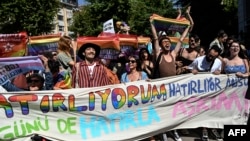 İstanbulda LGBT yürüşü.