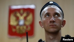 A court bailiff awaits a trial in a Moscow court. (file photo)