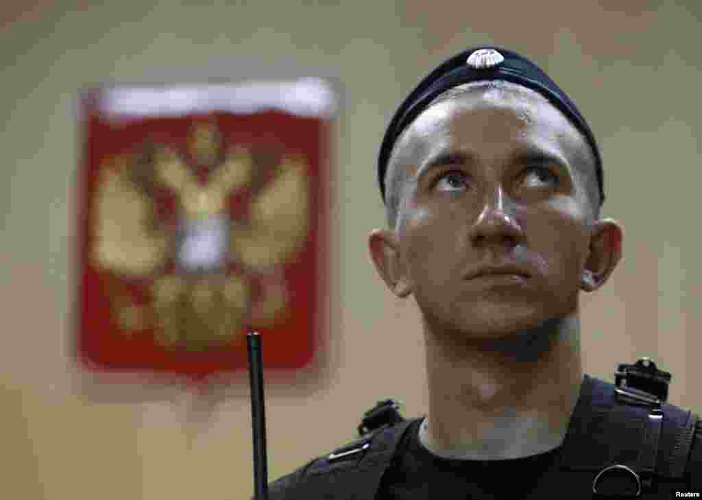 Un poliţist în sala de tribunal de la Moscova care l-a găsit vinovat de evaziune fiscală, postmortem, pe avocatul Serghei Magniţki, 11 iulie 2013. 