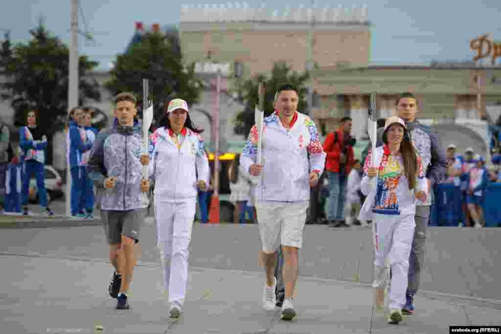 Алімпійскія чэмпіёны Дар&#39;я Домрачава і Аляксандар Багдановіч, чэмпіёнка сьвету Марына Арзамасава рэпэтуюць вынас агню