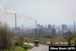 Шлейф дыма над сталелитейным заводом «Смедерево» в Сербии, контрольный пакет акций которого принадлежит китайской HBIS Group