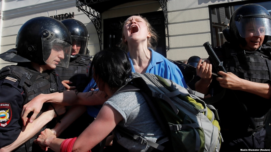 Полицията задържа млада протестираща, 27 юли 2019 г., Москва