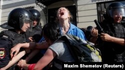 Полицията задържа млада протестираща, 27 юли 2019 г., Москва