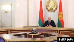 Олександр Лукашенко бере участь у відеозв'язку з президентом Росії Володимиром Путіним, архівне фото 