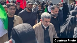 محمود احمدی نژاد رئیس جمهور پیشین ایران در مراسم تشییع جنازه علی خامنه ای در تهران