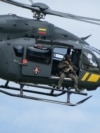 На фото: новий багатоцільовий гелікоптер Airbus H145 D3 авіаційного управління Державної прикордонної охорони Литви, аеродром у Палукнісі, поблизу кордону з Білоруссю, 24 липня 2025 року