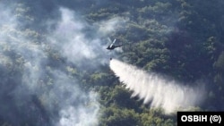 Helikopter Oružanih snaga BiH tokom operacije gašenja požara u blizini Jajca, 13. august  2026.