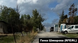  Първата кабинка за защита е преди бариерата. 