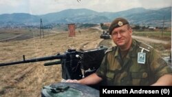 Kenneth Andresen gjatë shërbimit të tij në Kosovë në kuadër të KFOR-it më 1999. 