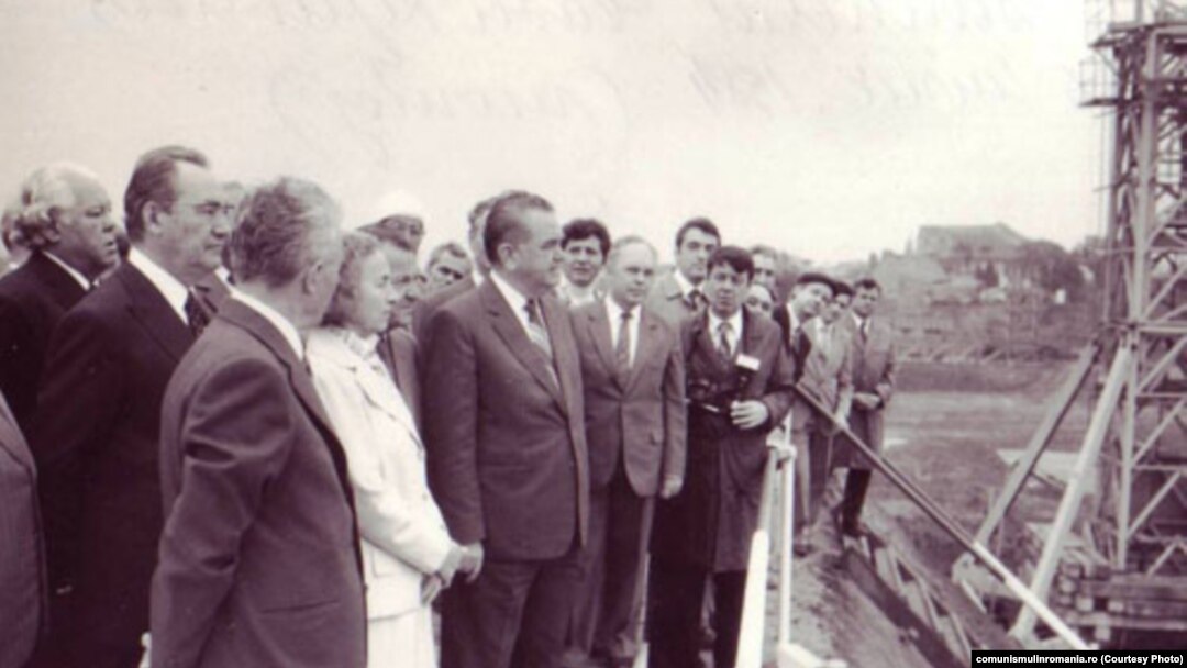 Ceaușescu făcea de câteva ori pe săptămână vizite pe șantierele „ctitoriilor”. Dacă nu se ducea să vadă rezultatele sistematizării Dâmboviței, atunci, aproape sigur, vizita Casa Republicii. Sursa: comunismulinromania.ro (MNIR)