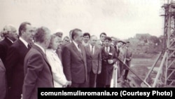 Ceaușescu făcea de câteva ori pe săptămână vizite pe șantierele „ctitoriilor”. Dacă nu se ducea să vadă rezultatele sistematizării Dâmboviței, atunci, aproape sigur, vizita Casa Republicii. Sursa: comunismulinromania.ro (MNIR)