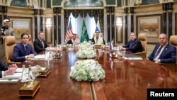 Secretarul de stat al SUA, Marco Rubio (stânga), ministrul de externe al Rusiei, Serghei Lavrov (dreapta), și alți oficiali americani și ruși, participând la o întâlnire cu o delegație saudită la Riad, pe 18 februarie 2025