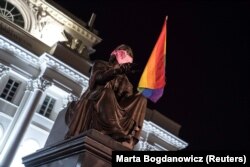 Statuia astronomului Nicolaus Copernicus din Varșovia, 29 iulie 2020