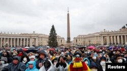  Площад Свети Петър във Ватикана на 25 декември 2021 година 