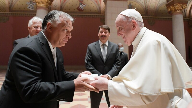 Papa Françesku takohet me Orbanin