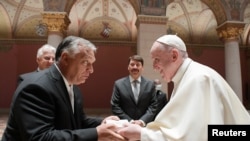 Papa Francisc dă mâna cu prim-ministrul Ungariei, Viktor Orban, 12 septembrie 2021