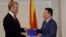 Архивска фотографија-Евроамбасадорот Орав му го врачува извештајот на ЕК на поранешниот премиер Груевски, Скопје 2015