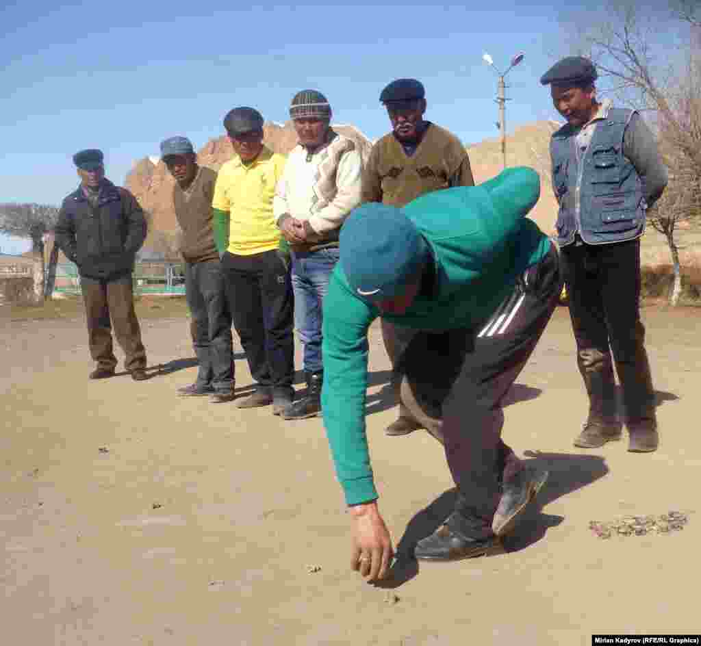 Чийинге чукул чүкөнү атуу кадамак деп аталат. Кадамак топту же алыс чүкө аткан сыяктуу эле атылат. Чүкө чийинде же өтө чукул болсо, буттун аралыгы менен чүкөнүн аралыгы абалактын узундугуна 2-3 см кошкондой аралыкка коюп атуу керек. Атканда тизе жерге тийсе оюн жыдыйт. Чүкө артка чыгып кетсе жыдыбайт. Чүкө чыгып жатса же тооругандан кийин кадамак ата берсе болот.