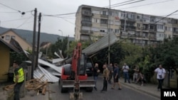 U nevremenu u skopskoj opštini Gjorče Petrov, krov zgrade visoke dvadeset metara srušio se, pri čemu su dva vozila ostala pod ruševinama.