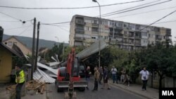 Во невремето во скопската Општина Ѓорче Петров, падна кров од дваесетметарска зграда, под чии остатоци се заробени две возила.