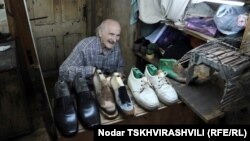 Здешние модники и модницы не любят афишировать, что прибегают к услугам сапожника