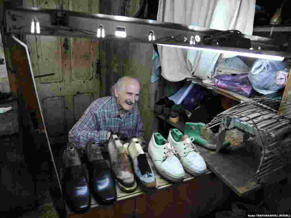 მესაათეები, მკერავები, მეწაღეები, გასაღების ხელოსნები - ისინი თბილისის ყველა უბანში არიან და ყველამ იცის მათი პატარა, უმეტესად, სარდაფებსა და ჩიხებში ”დამალული” ოთახების მისამართები...