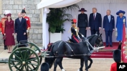 Момент церемонии встречи Дональда Трампа с королевской семьей Великобритании 