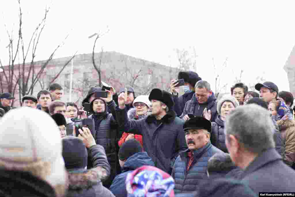 Талгат Рыскулбеков, младший брат Кайрата Рыскулбекова, героя событий декабря 1986 года, выступает перед собравшимися у монумента &quot;Рассвет свободы&quot;, посвященного жертвам Декабрьских событий. Алматы, 16 декабря 2018 года.