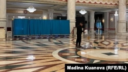 Голосование на избирательном участке №228 в театре Астана Опера в день парламентских выборов. 23 августа 2026 года