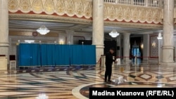 Астана опера театры ғимаратында орналасқан №228 сайлау учаскесінде дауыс беріп жатқан сайлаушы. 23 тамыз, 2026 жыл.