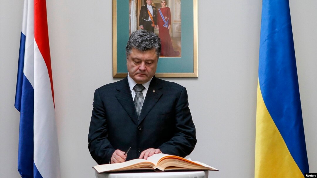 Президент Порошенко делает запись в книге соболезнований посольства Нидерландов на Украине