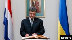 Президент Порошенко делает запись в книге соболезнований посольства Нидерландов на Украине