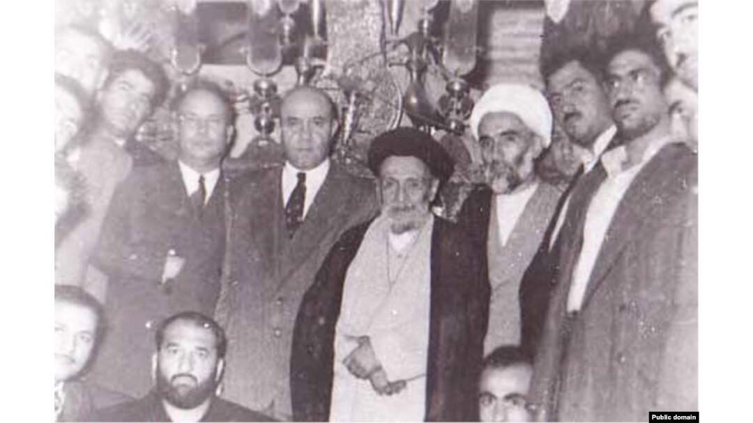 عکسی که شعبان جعفری را در کنار آیت‌الله کاشانی نشان می‌دهد.