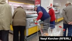 Пенсионеры в супермаркете Керчи, архивное фото